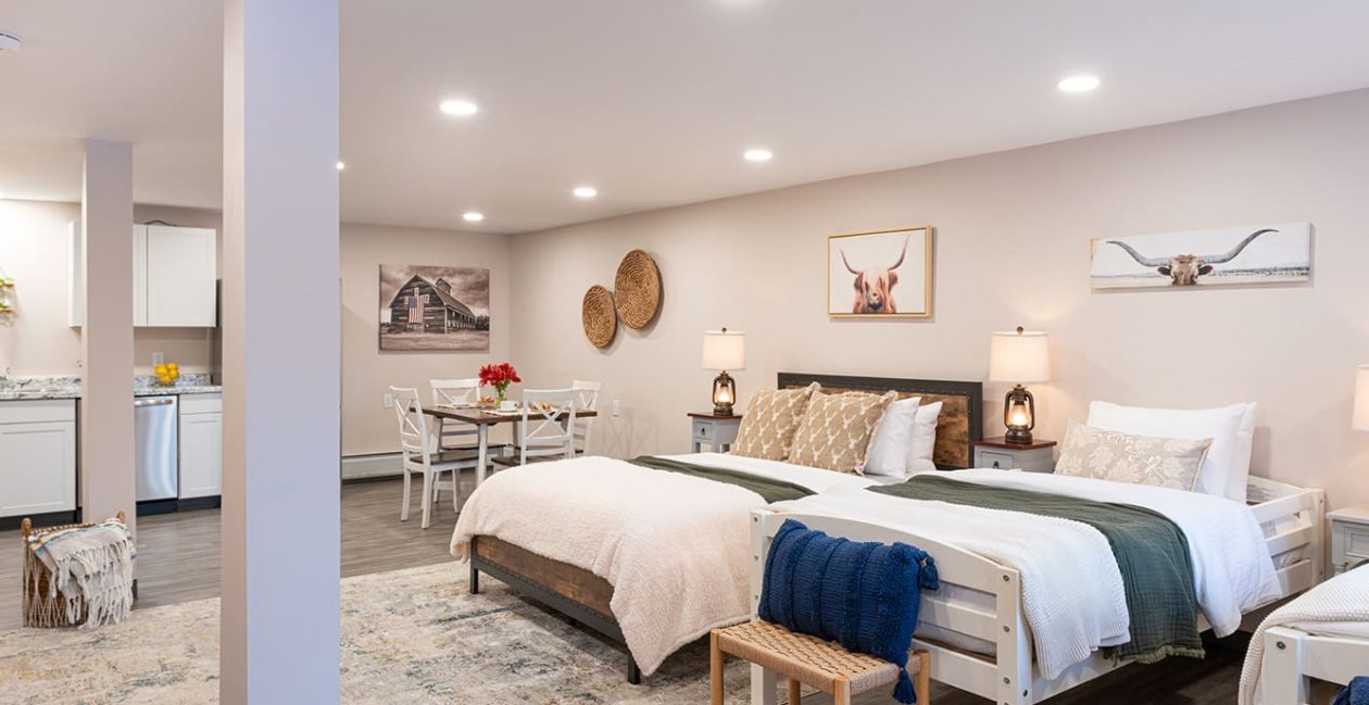 Vermont lodge apartment with queen bed and two twins